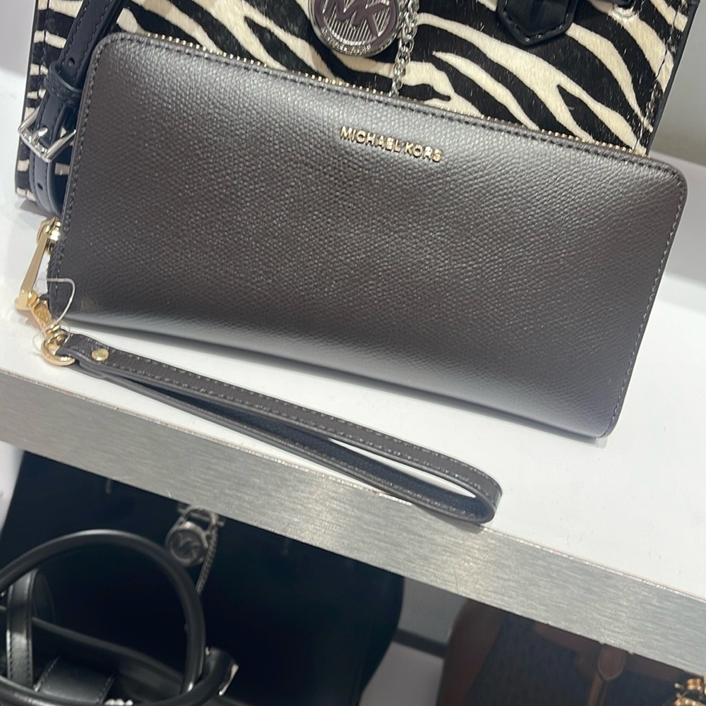 Michael Kors JST Lg Leather Continental Wallet Wristlet Phone Holder
Chocolate - Picture 16 of 16